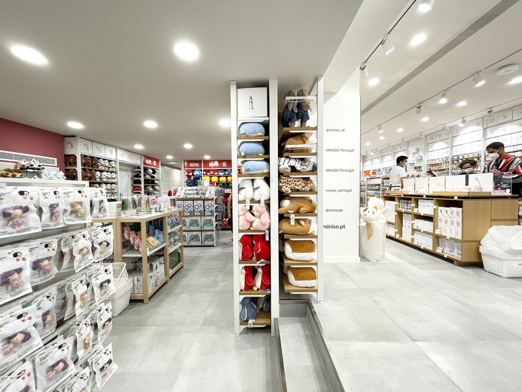 construção loja miniso porto
