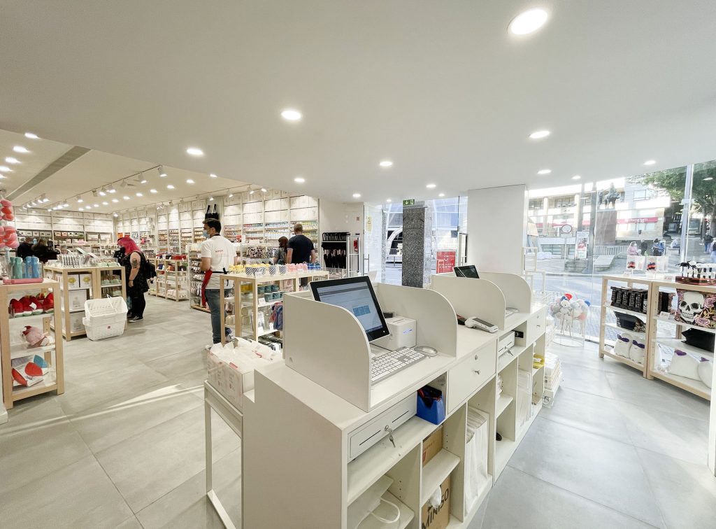 construção loja miniso porto