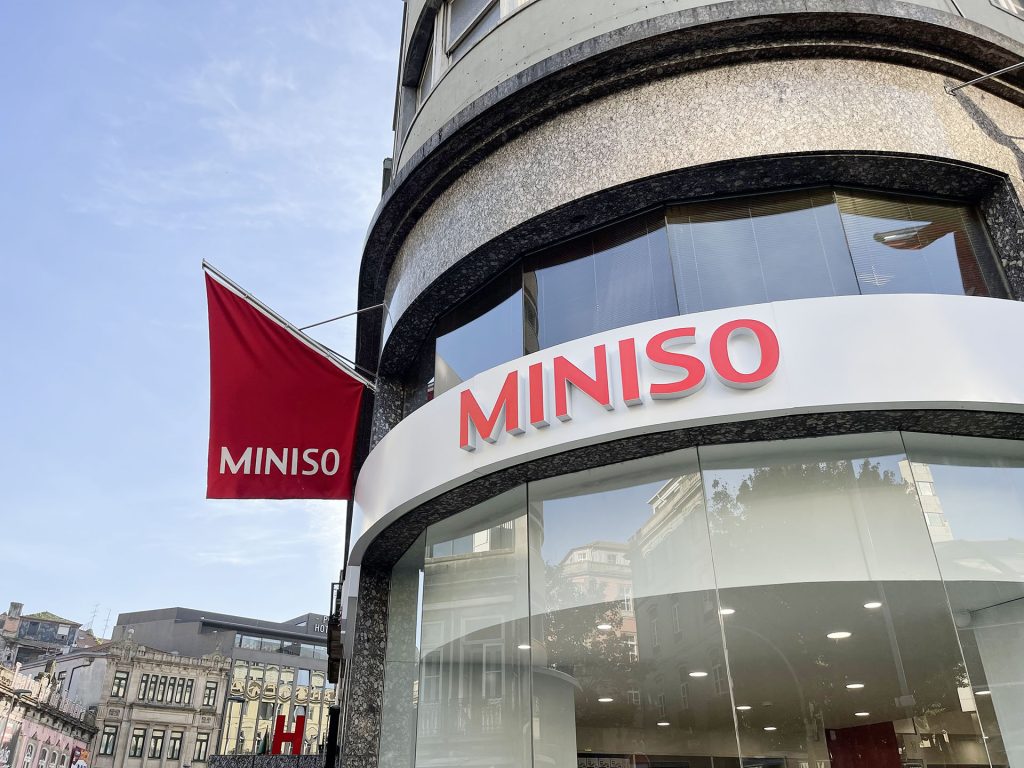 construção loja miniso porto