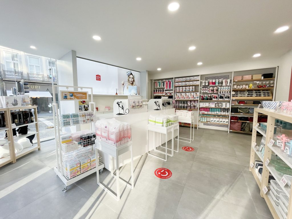 construção loja miniso porto