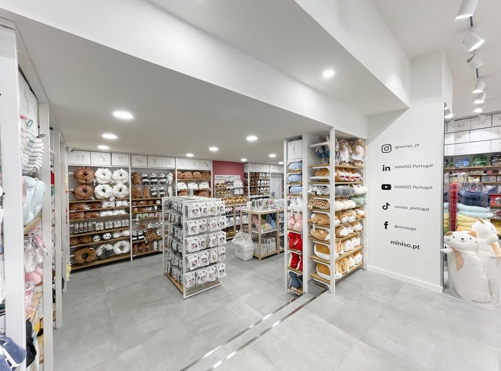 construção loja miniso porto