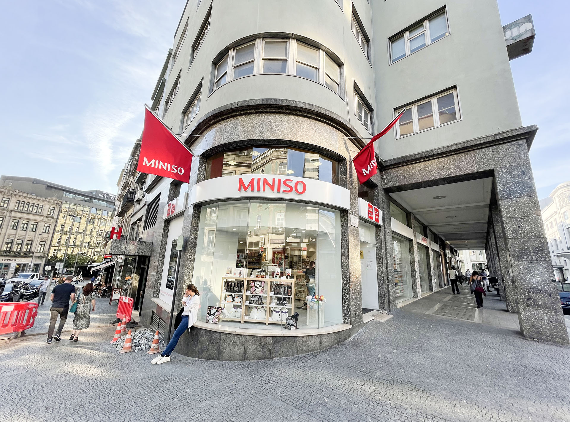 construção loja miniso porto